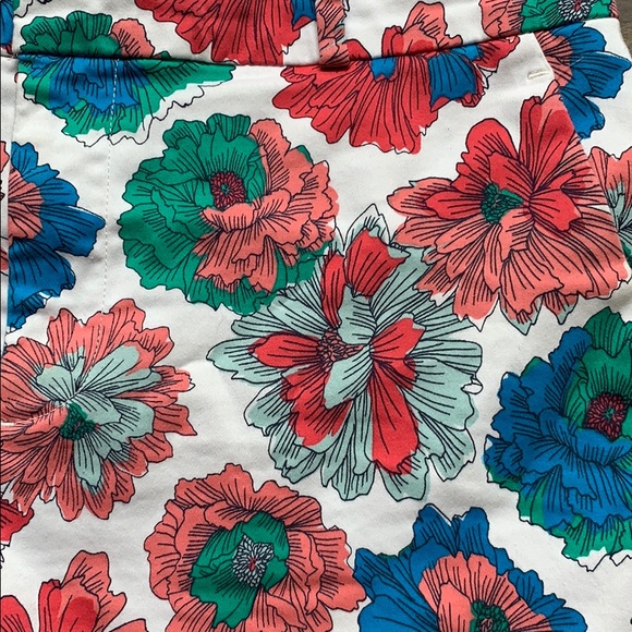 Banana Republic White & Floral Shorts - Picture 2 of 4